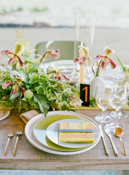 18-variegated-leaves-offset-table-settings