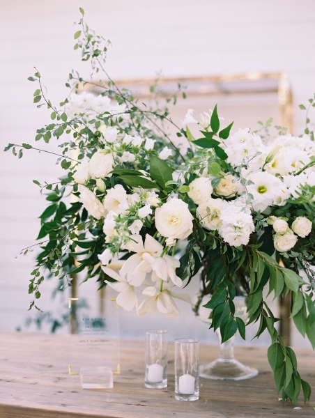 28-white-asymmetrical-flower-arrangement