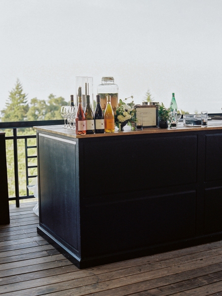 21-minimal-modern-wedding-bar-setup