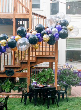 13-organic-balloon-garland-halloween-tulle